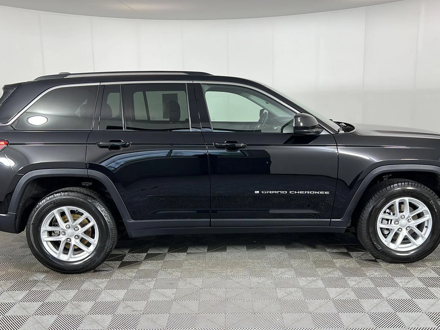 Used 2023 Diamond Black Crystal Pearlcoat Jeep Laredo image 17