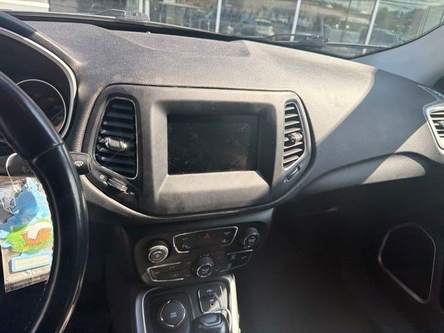 Used 2020 Diamond Black Crystal Pearlcoat Jeep Latitude w/Sun/Safety Pkg image 12