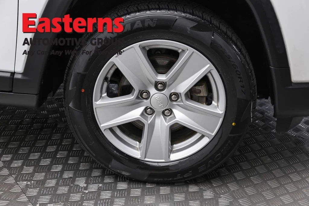 Used 2022 White Jeep Latitude image 31