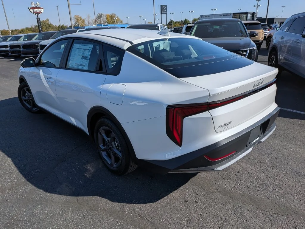 New 2027 Snow White Pearl Kia LXS image 32