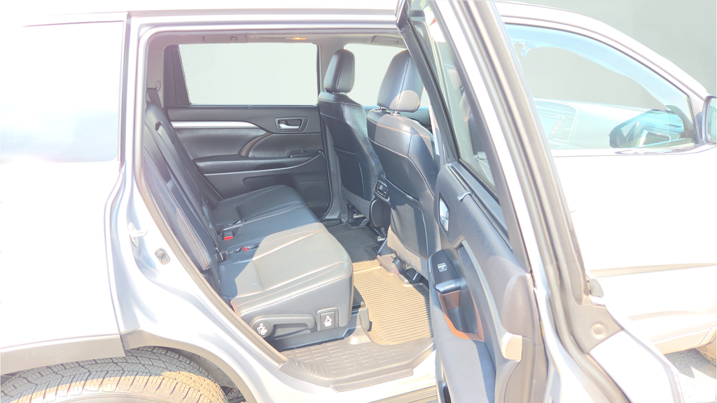 Used 2014 Silver Toyota XLE V6 image 32