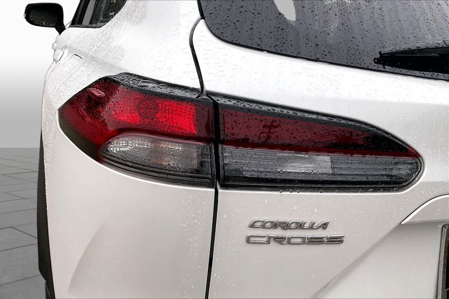 Used 2026 Wind Chill Pearl Toyota LE image 28