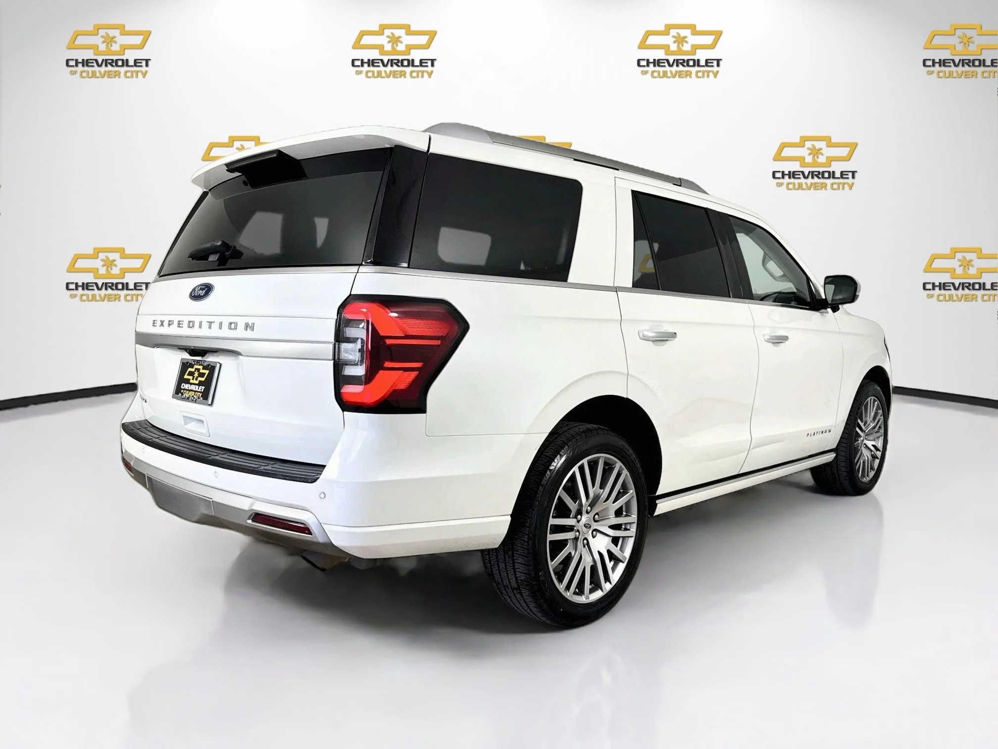 Used 2023  Ford Platinum image 8