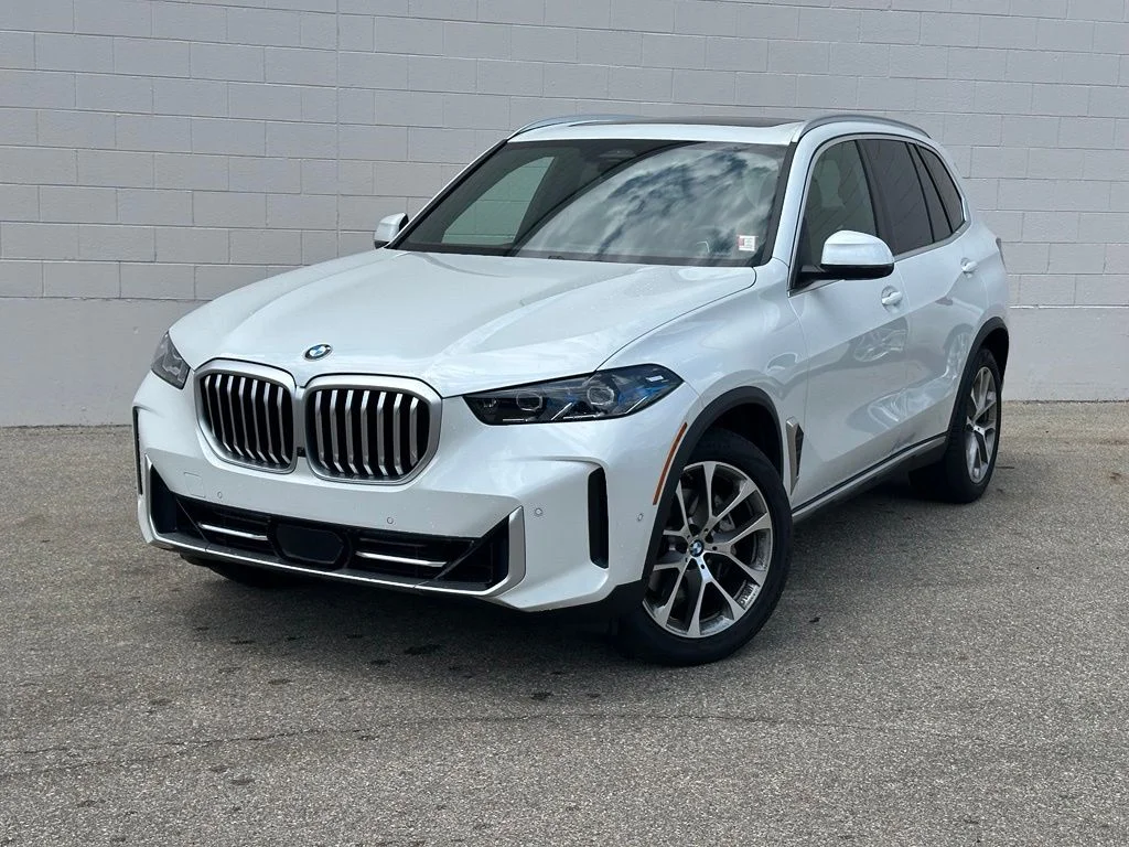 Used 2026 White Metallic BMW xDrive40i image 1
