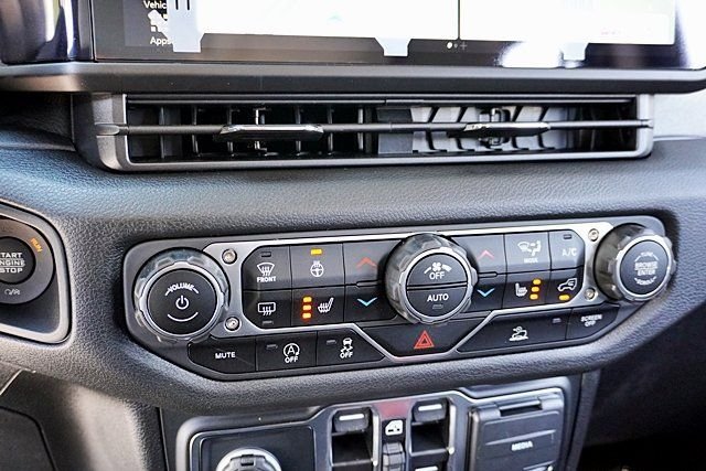 New 2025 Anvil Clear-Coat Exterior Paint Jeep Sport S image 35