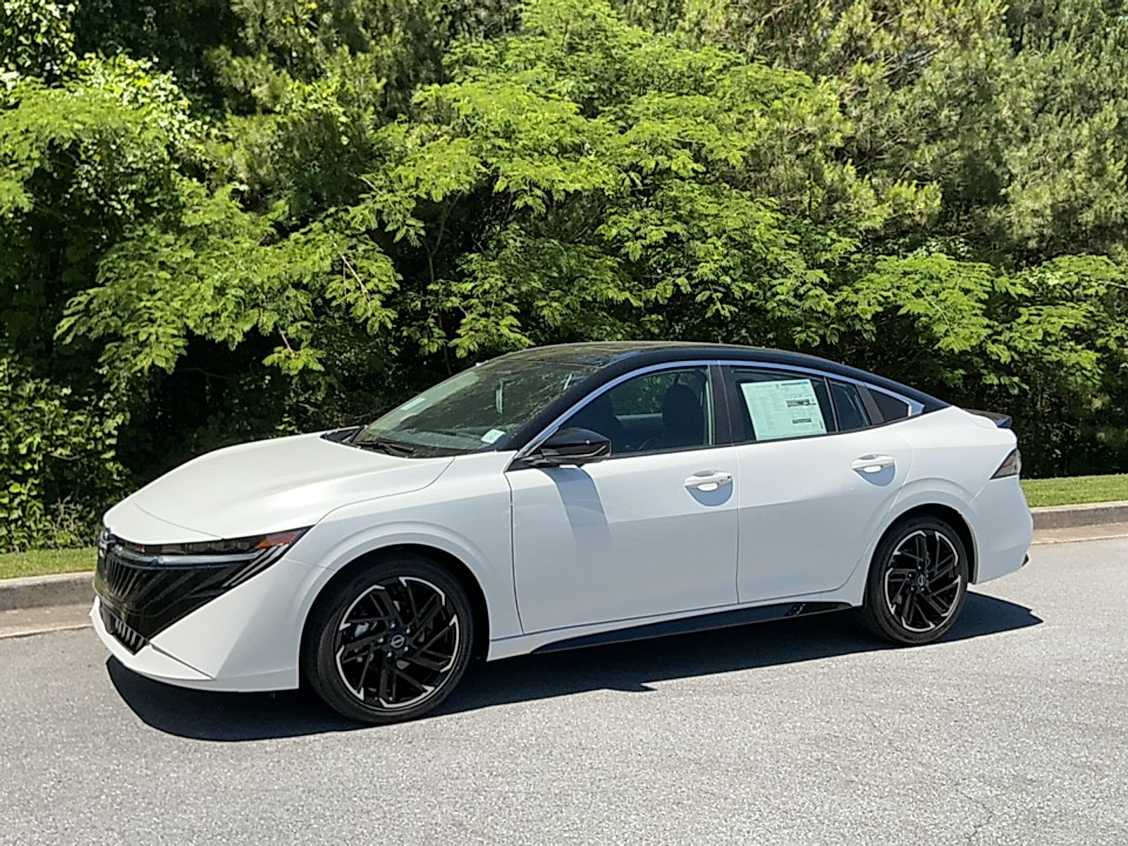 New 2026 Aspen White Tricoat/Super Black Nissan SR image 4