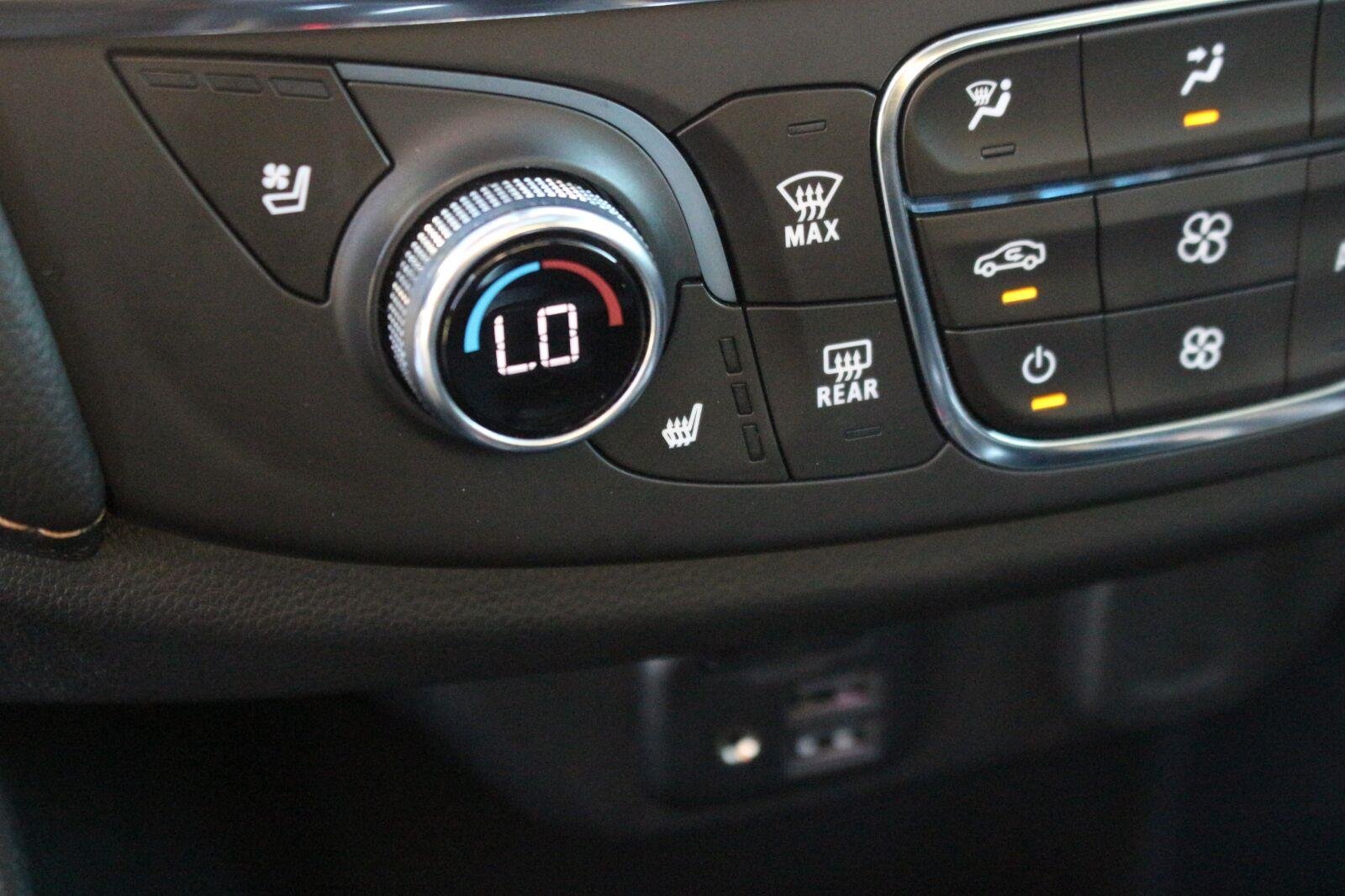 Used 2021 SUMMIT WHITE Chevrolet Premier image 29