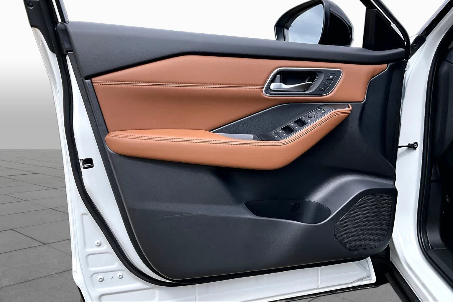 New 2026 Everest White Pearl TriCoat / Super Black Two-tone Nissan Platinum image 15