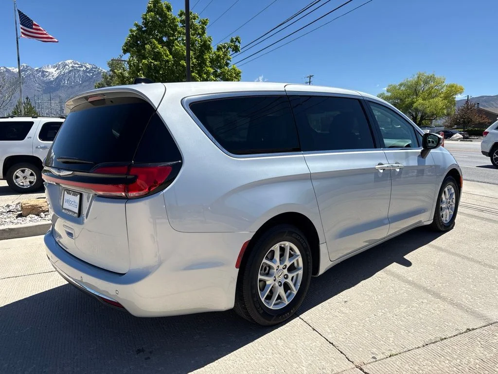 Used 2023 Silver Chrysler Touring L image 4