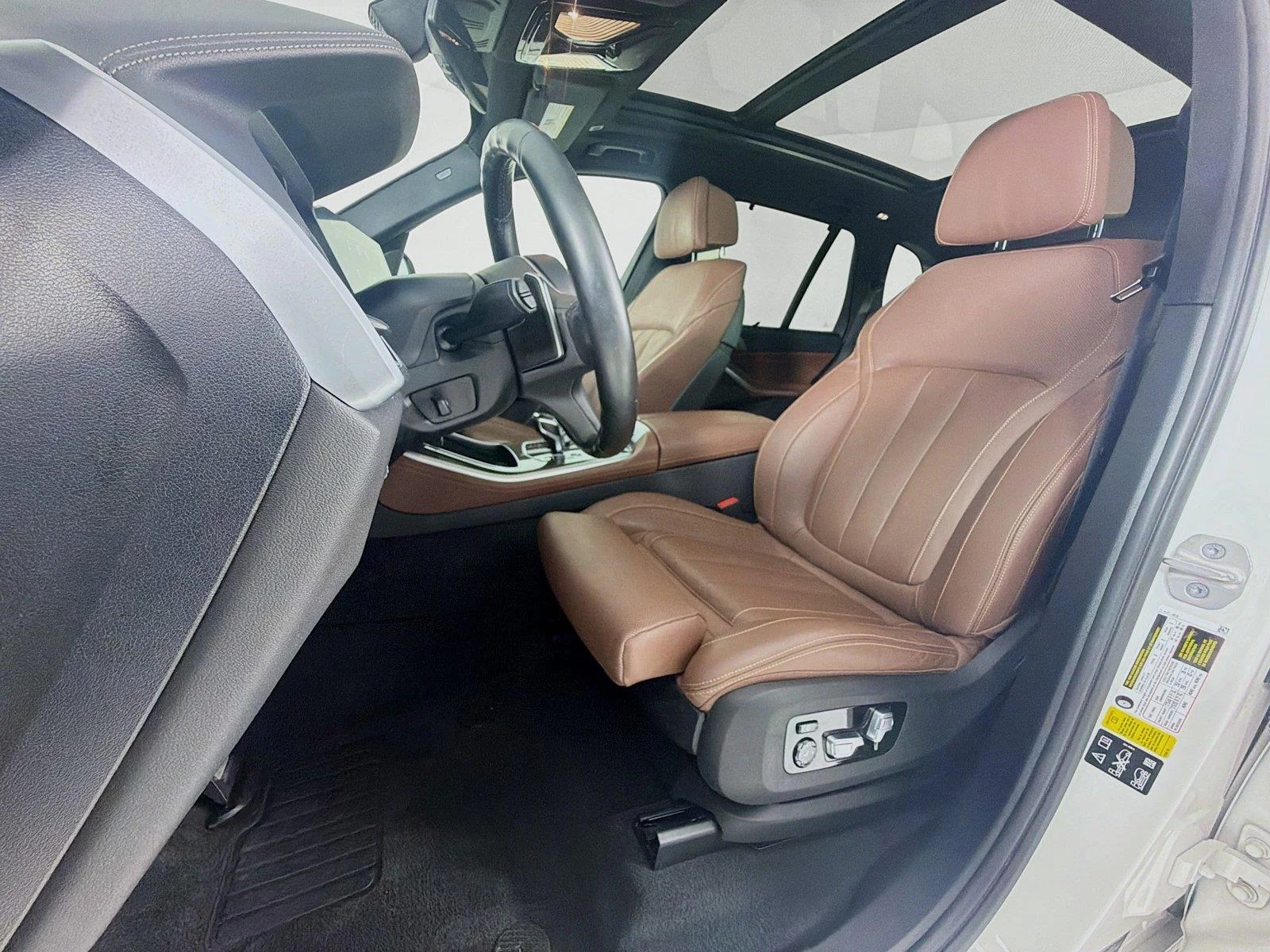 Used 2021 Alpine White BMW M50i image 5