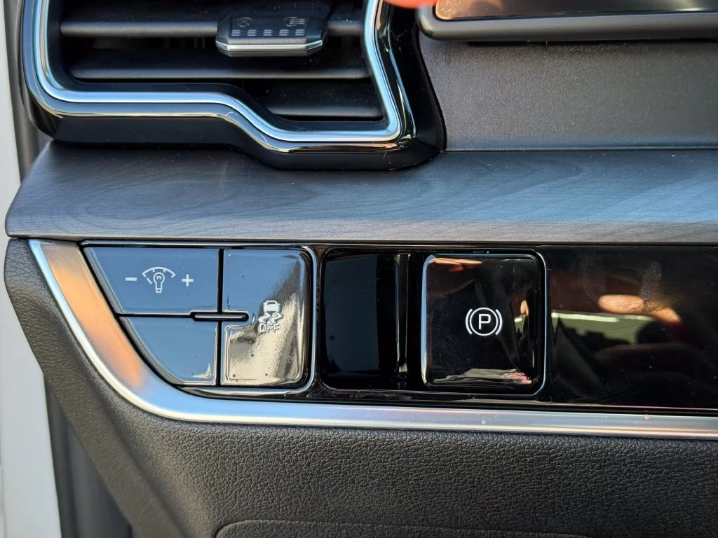 Used 2023 White Kia X-Line image 19