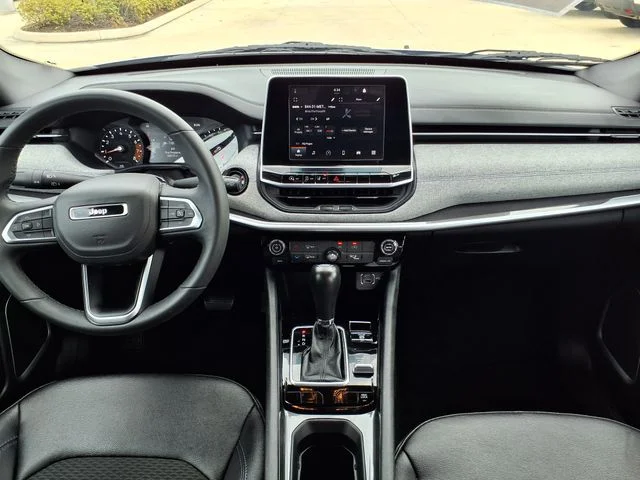 Used 2025 Silver Jeep Latitude image 31