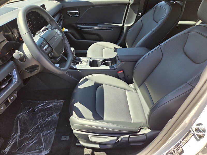 New 2026 Snow White Pearl Kia EX image 6