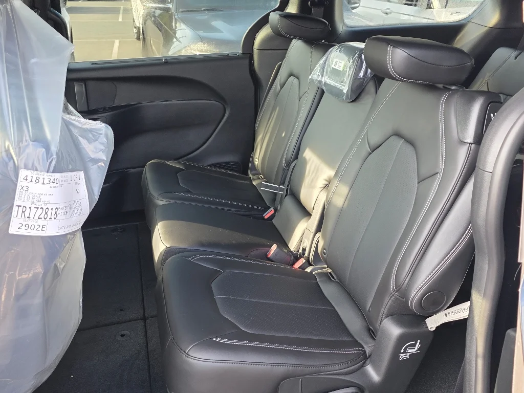 2026 Chrysler Pacifica Select - Photo 13