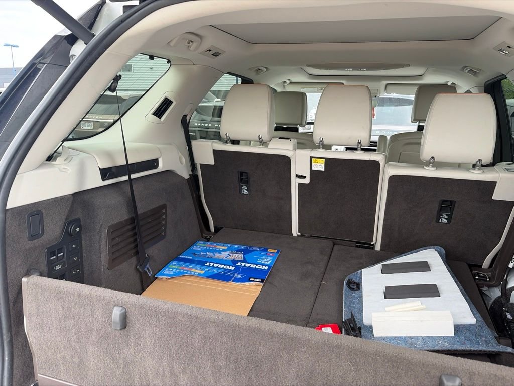 Used 2018 Fuji White Land Rover HSE Luxury image 23