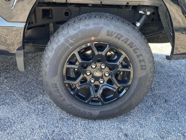 New 2025 Agate Black Metallic Ford XLT image 5