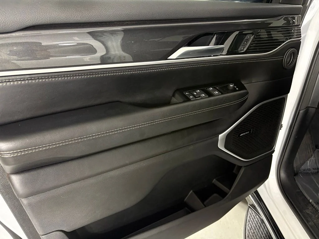 Used 2023 White Jeep Base image 14