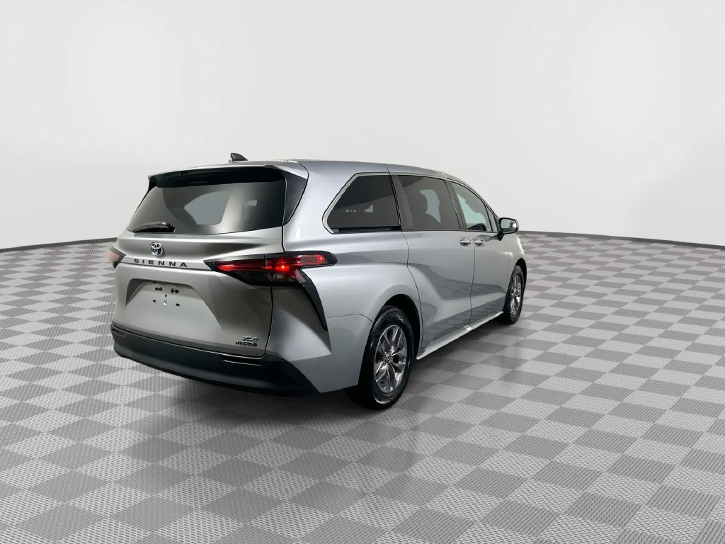Used 2022 Silver Toyota XLE image 6