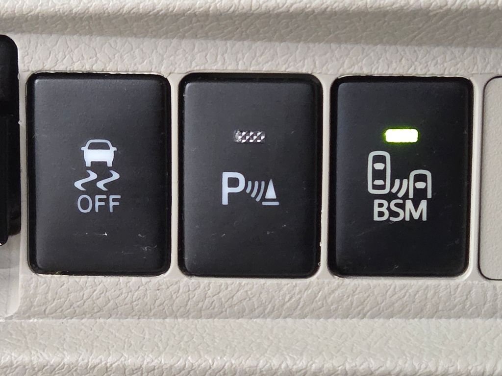 Used 2017  Toyota XLE image 33