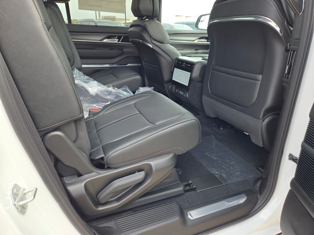 New 2026 Bright White Clear-Coat Exterior Paint Jeep Summit Obsidian image 11