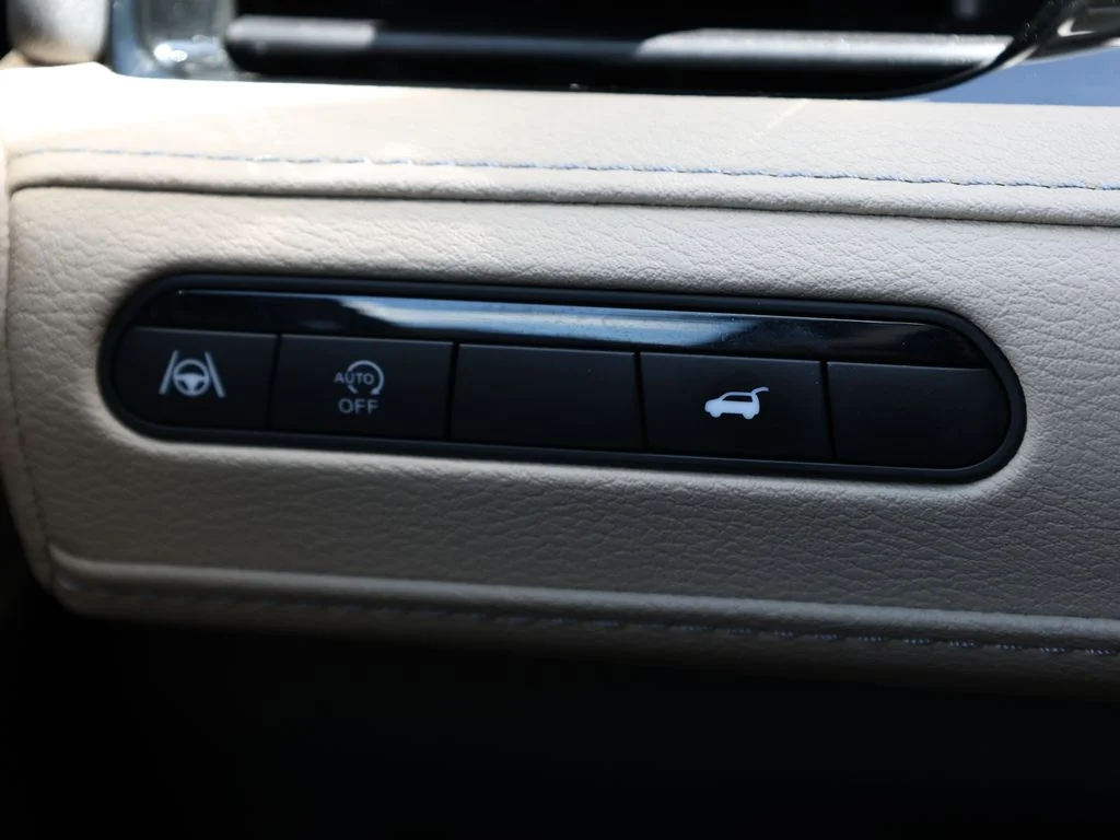 Used 2026 White INFINITI PURE image 38