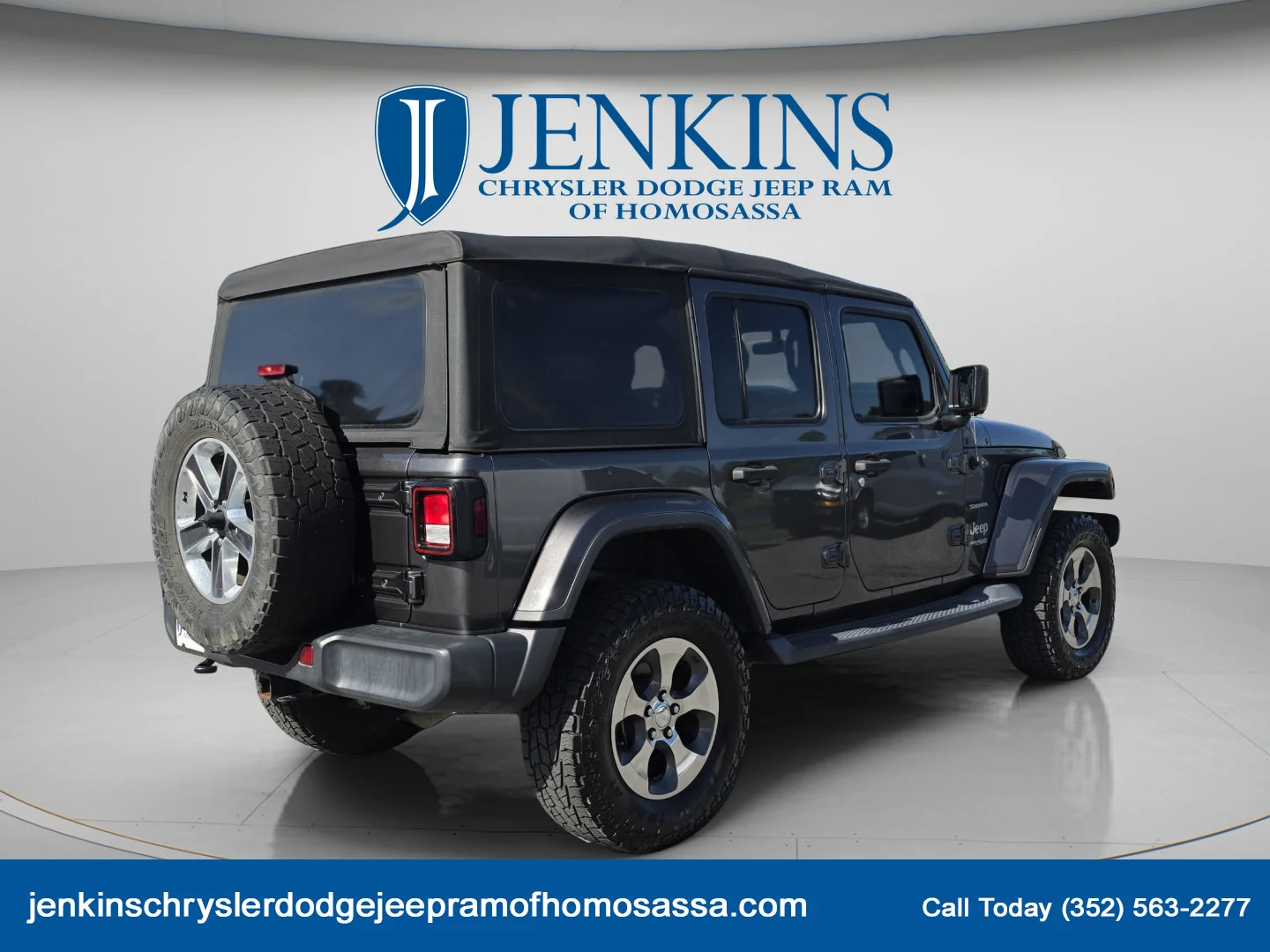 Used 2018 Granite Crystal Metallic Clearcoat Jeep Sahara image 5