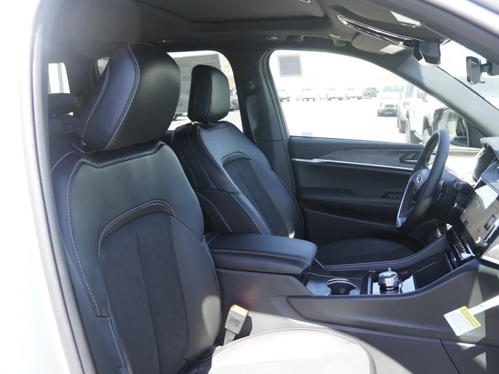 New 2026 Silver Zynith Exterior Paint Jeep Altitude image 11