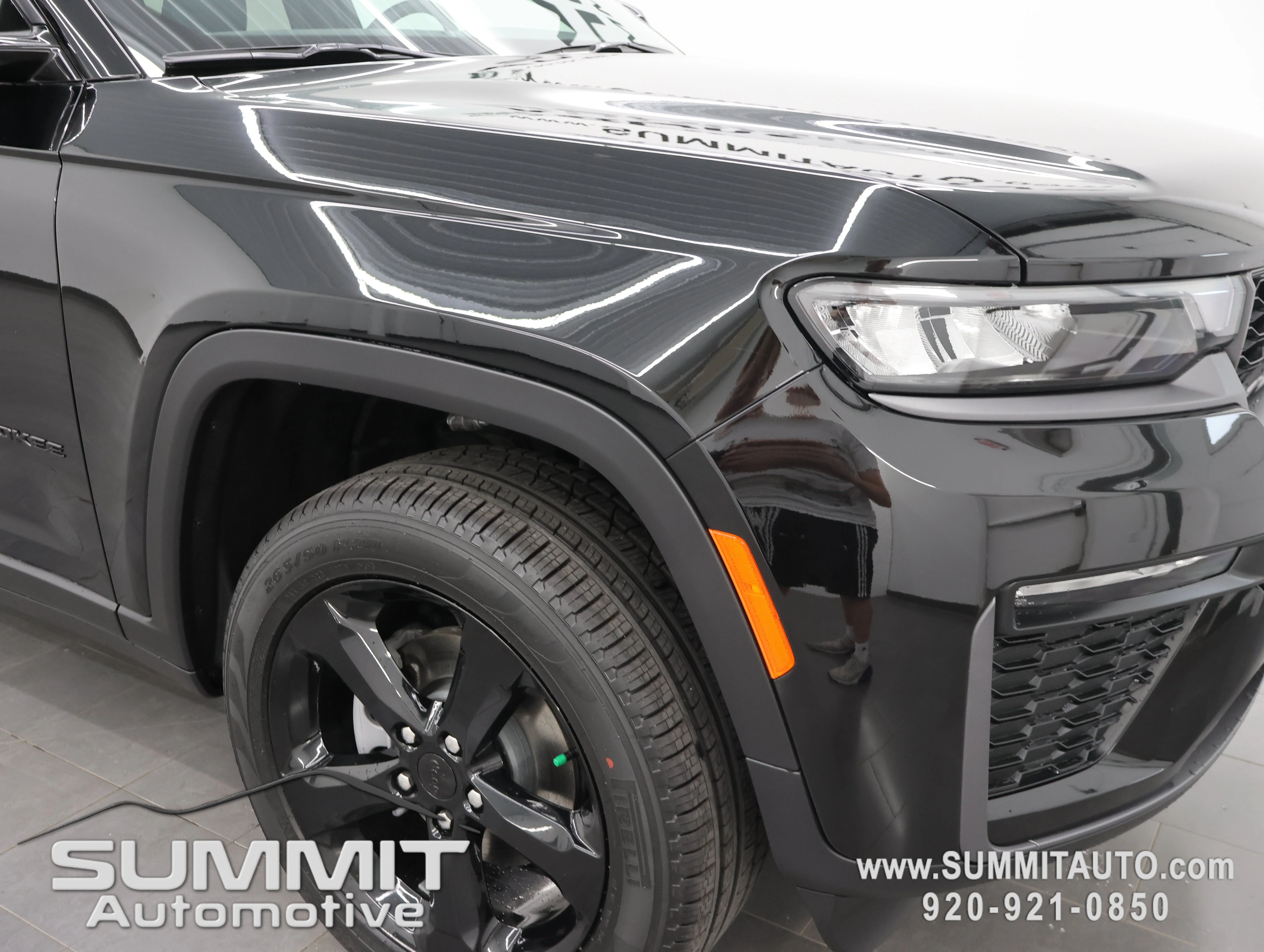New 2026 Diamond Black Crystal Pearlcoat Jeep Limited image 25