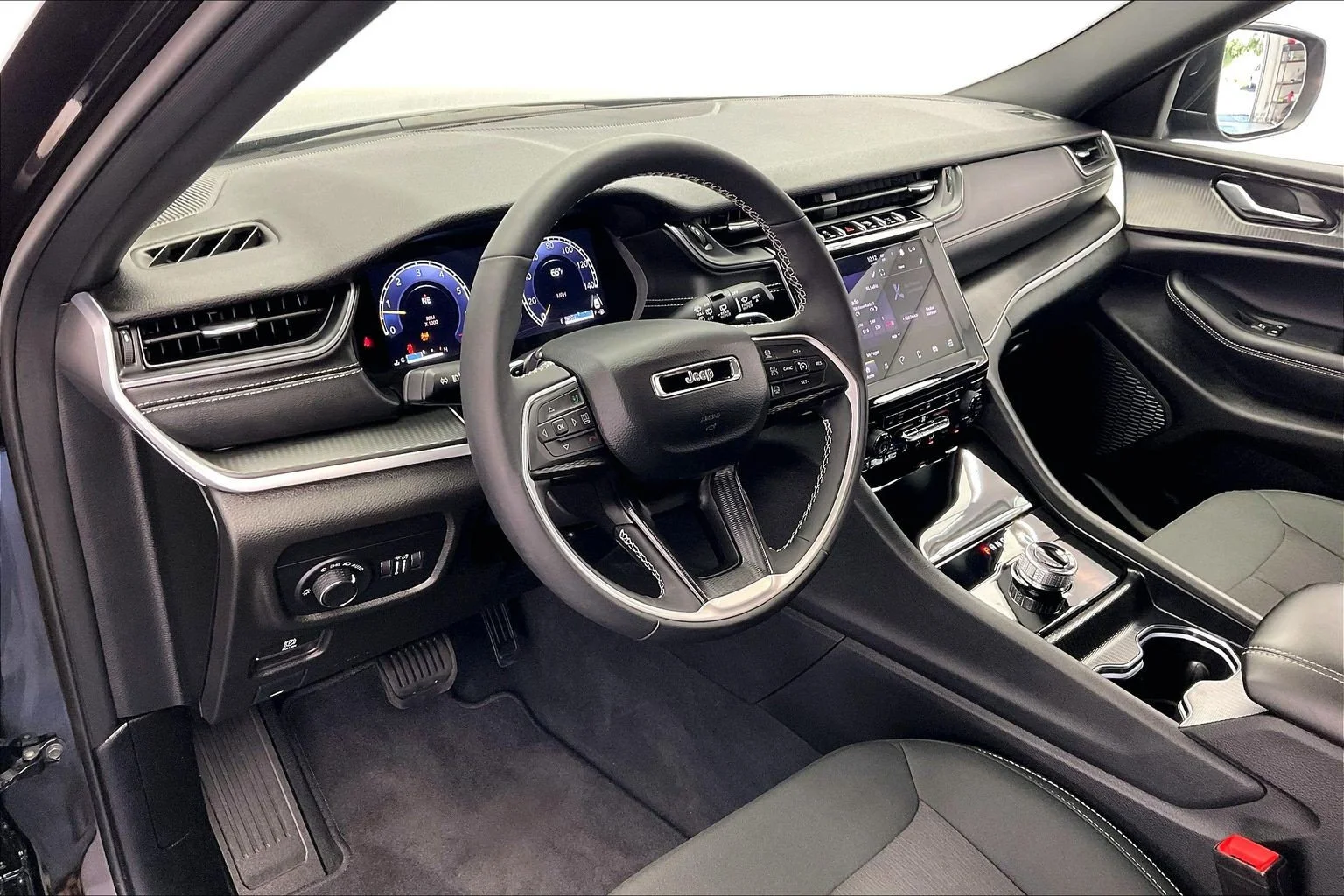 Used 2025 Diamond Black Crystal Pearlcoat Jeep Laredo image 14