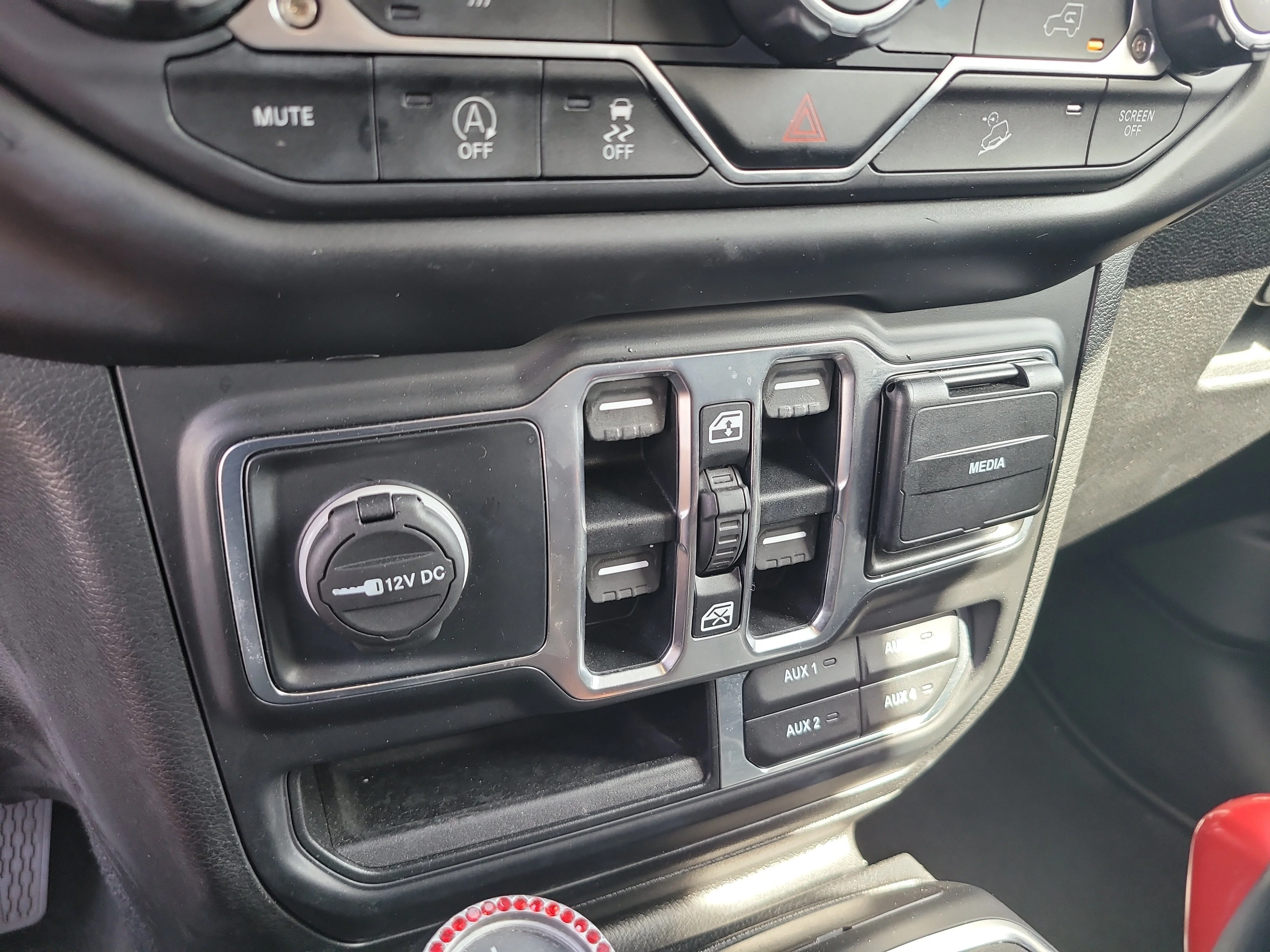 Used 2020 Black Clearcoat Jeep Sahara Altitude image 24