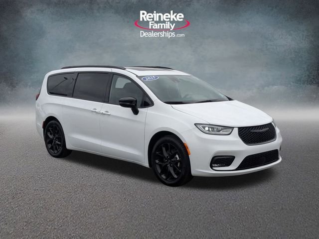 Used 2025 Bright White Clearcoat Chrysler Limited image 3