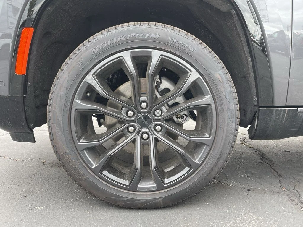 New 2026 Baltic-Gray Metallic Clear-Coat Exterior Paint Jeep Summit Obsidian image 11