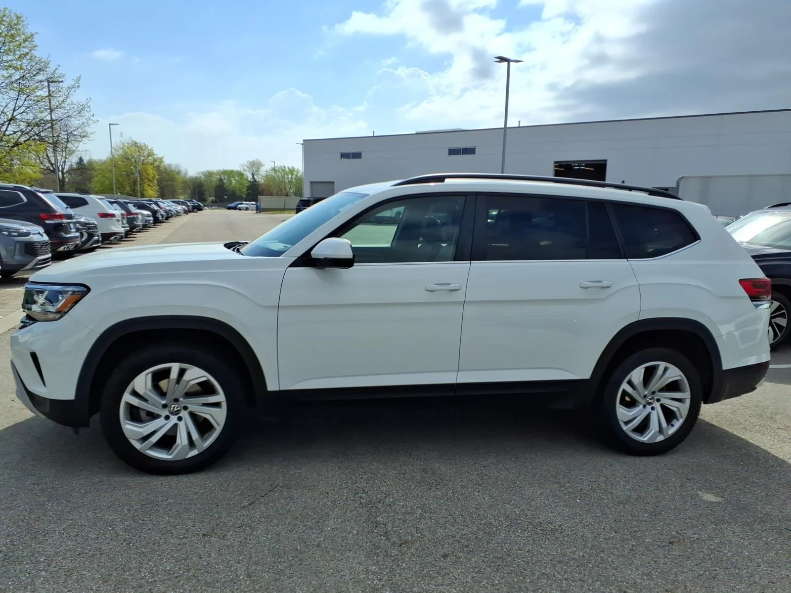 Certified Used 2023 Pure White (0q0q) Volkswagen 2.0T SE W/Technology 4MOT image 4