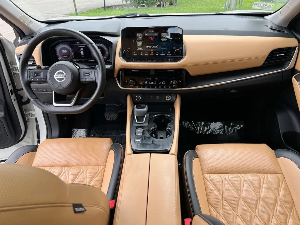Used 2021 Pearl White Nissan Platinum image 21