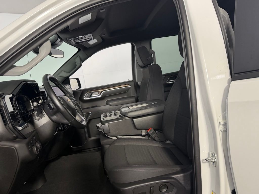 Used 2025 White Chevrolet LT image 23