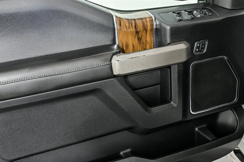 Used 2018 White Platinum Metallic Tri-Coat Ford Lariat image 11