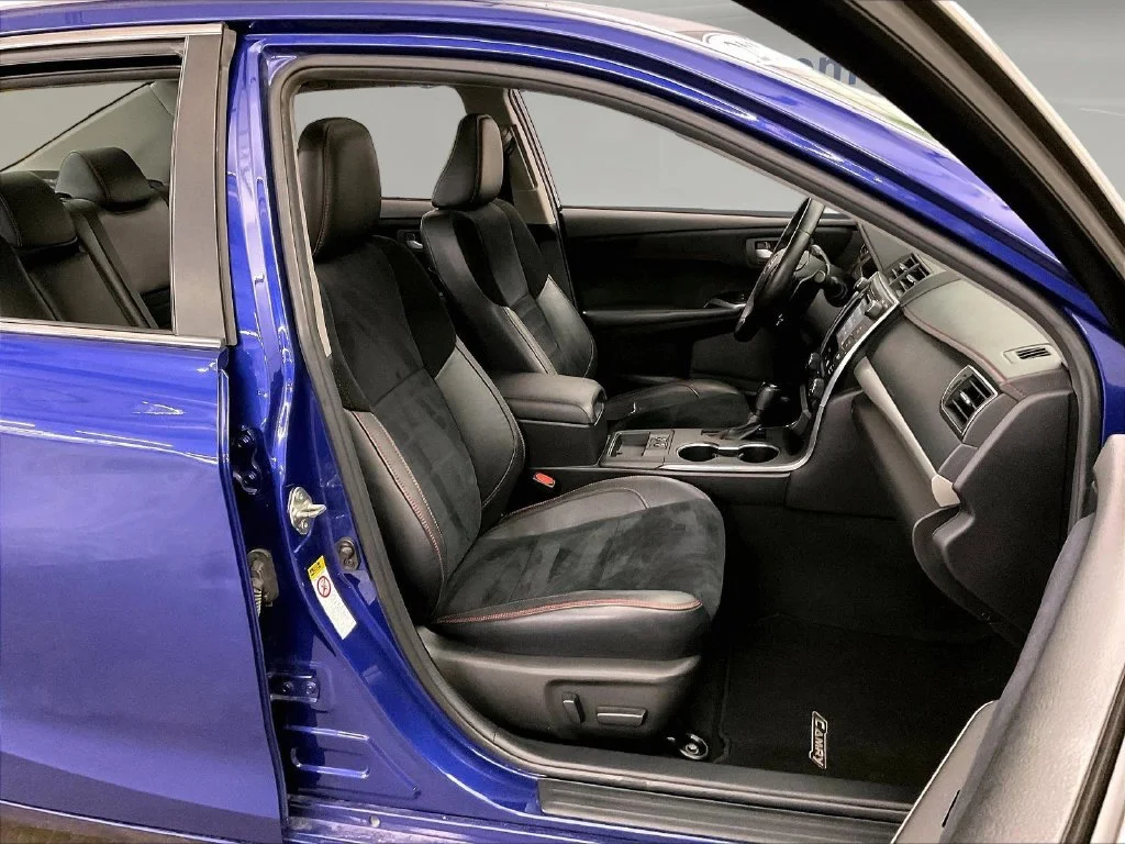 Used 2016 Blue Toyota XSE V6 image 10