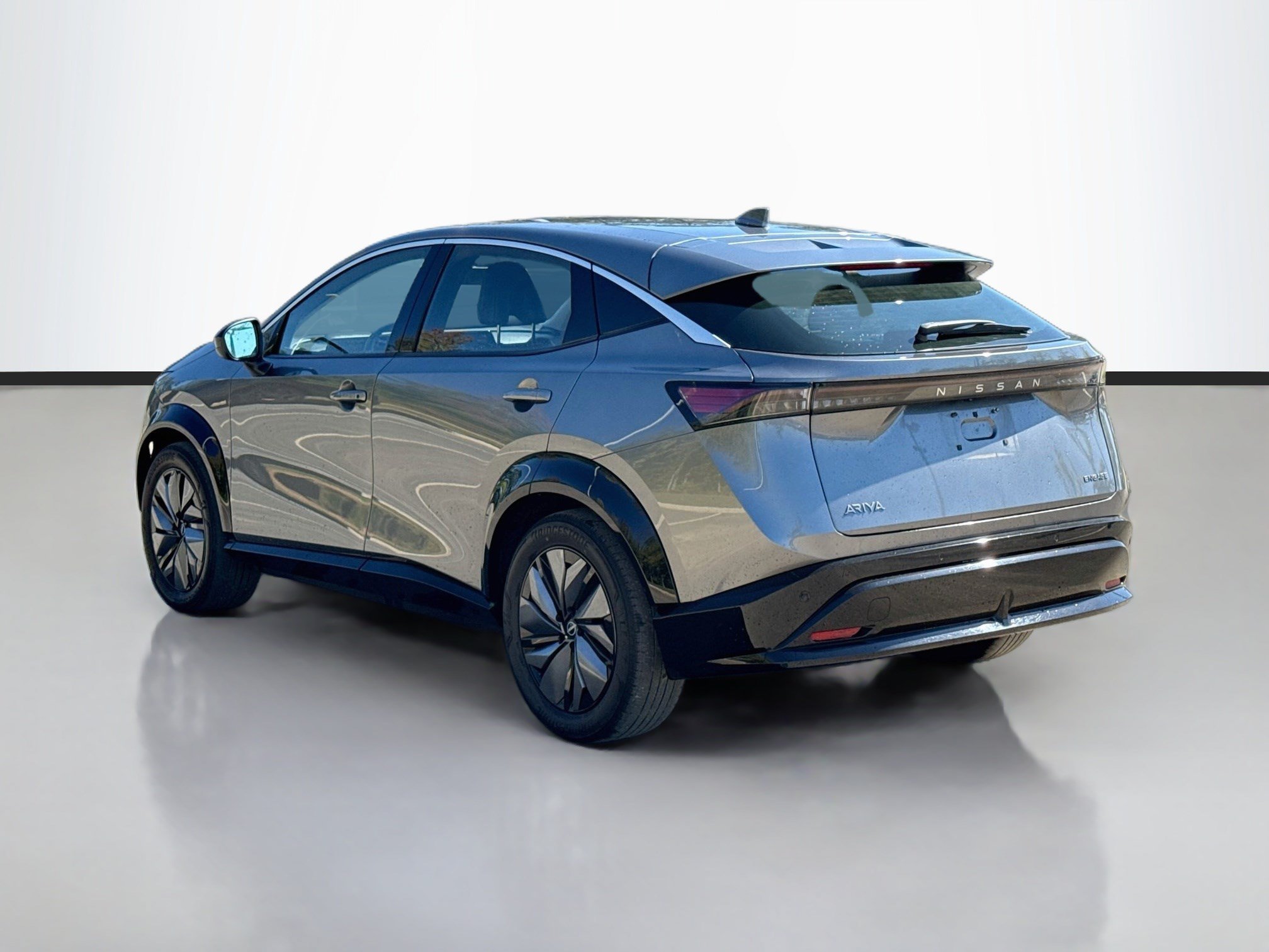 Used 2023 Gun Metallic Nissan ENGAGE image 5