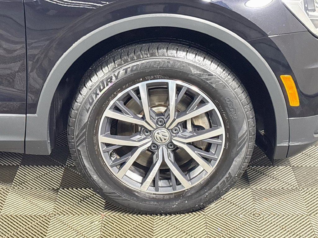 Used 2019 Deep Black Volkswagen 2.0T SE image 23
