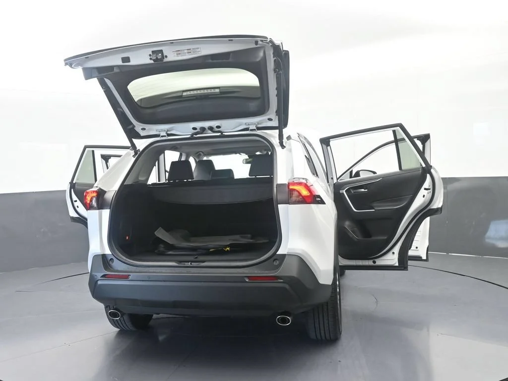 Used 2025 White Toyota XLE Premium image 71