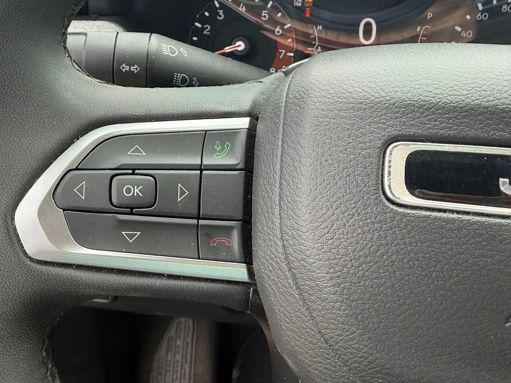 Used 2024 White Jeep Latitude image 35