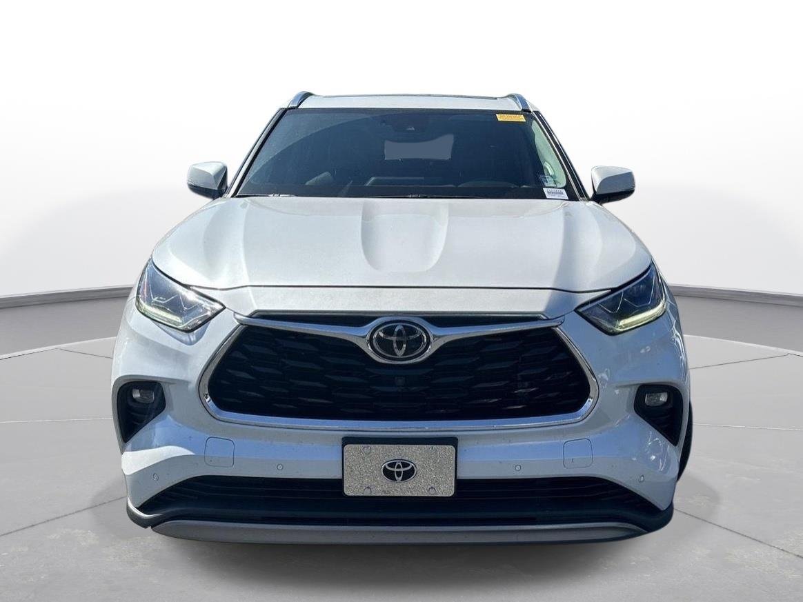 Used 2022 Wind Chill Pearl Toyota Platinum image 3