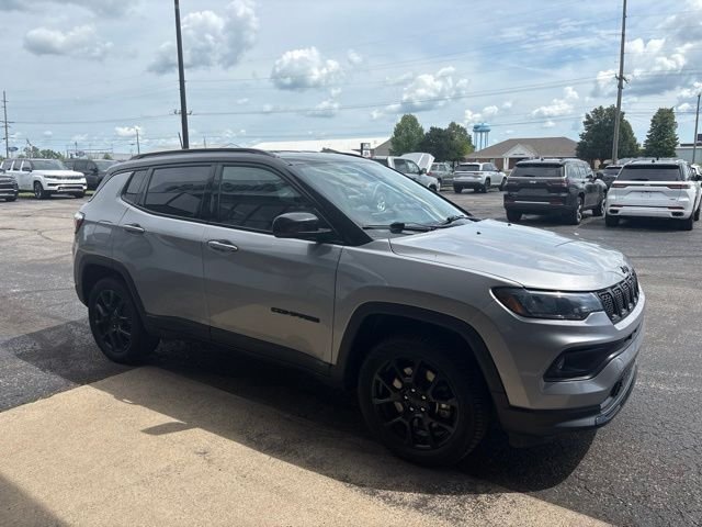 Used 2023 Silver Jeep Latitude image 8