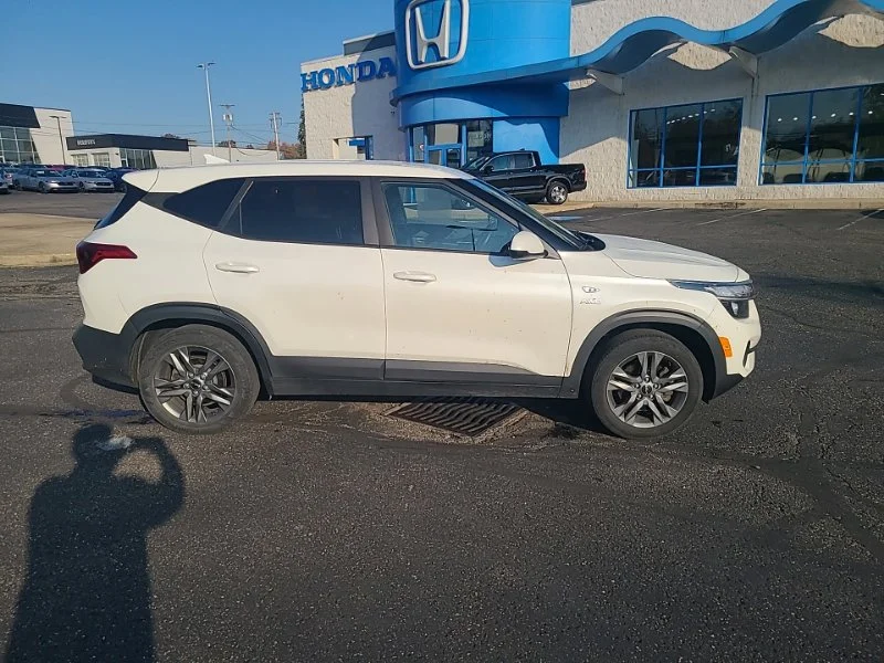 Used 2022 White Kia LX image 6
