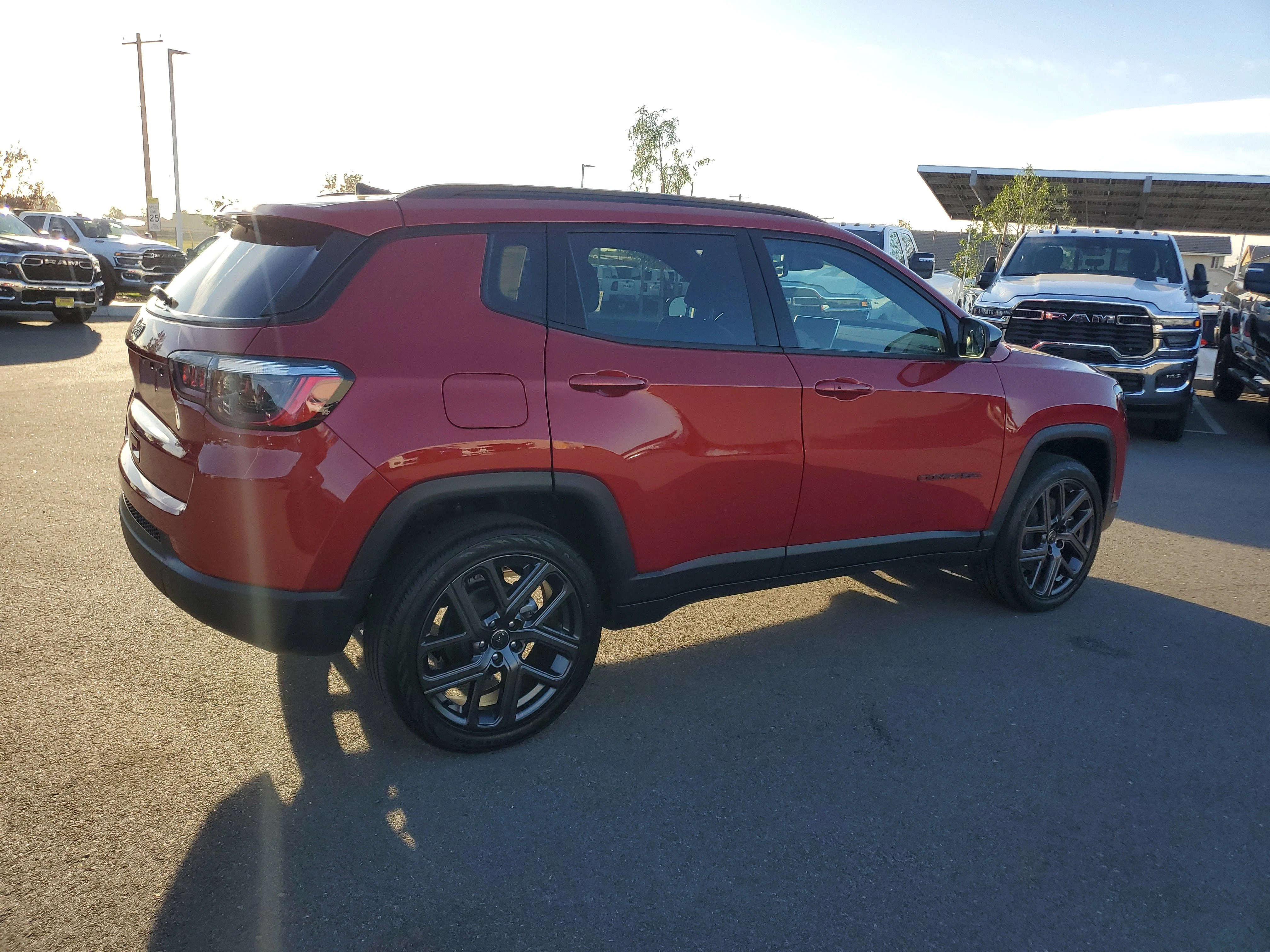 New 2026 Red Hot Pearl-Coat Exterior Paint Jeep Latitude image 4
