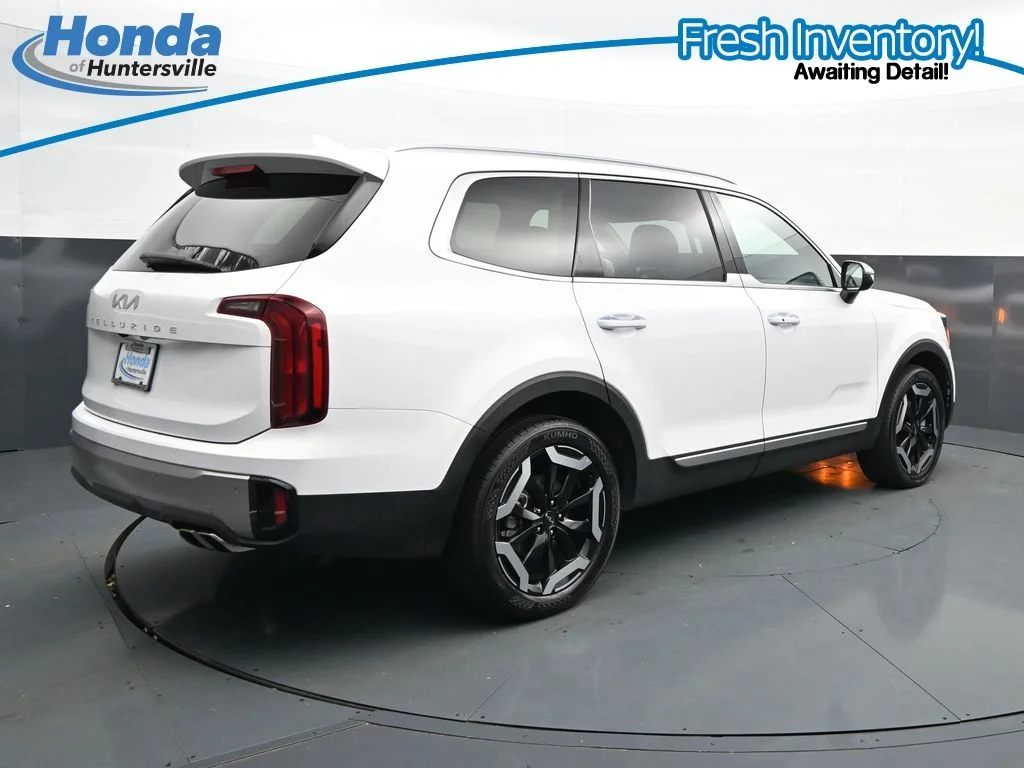 Used 2025 White Pearl Kia S image 10