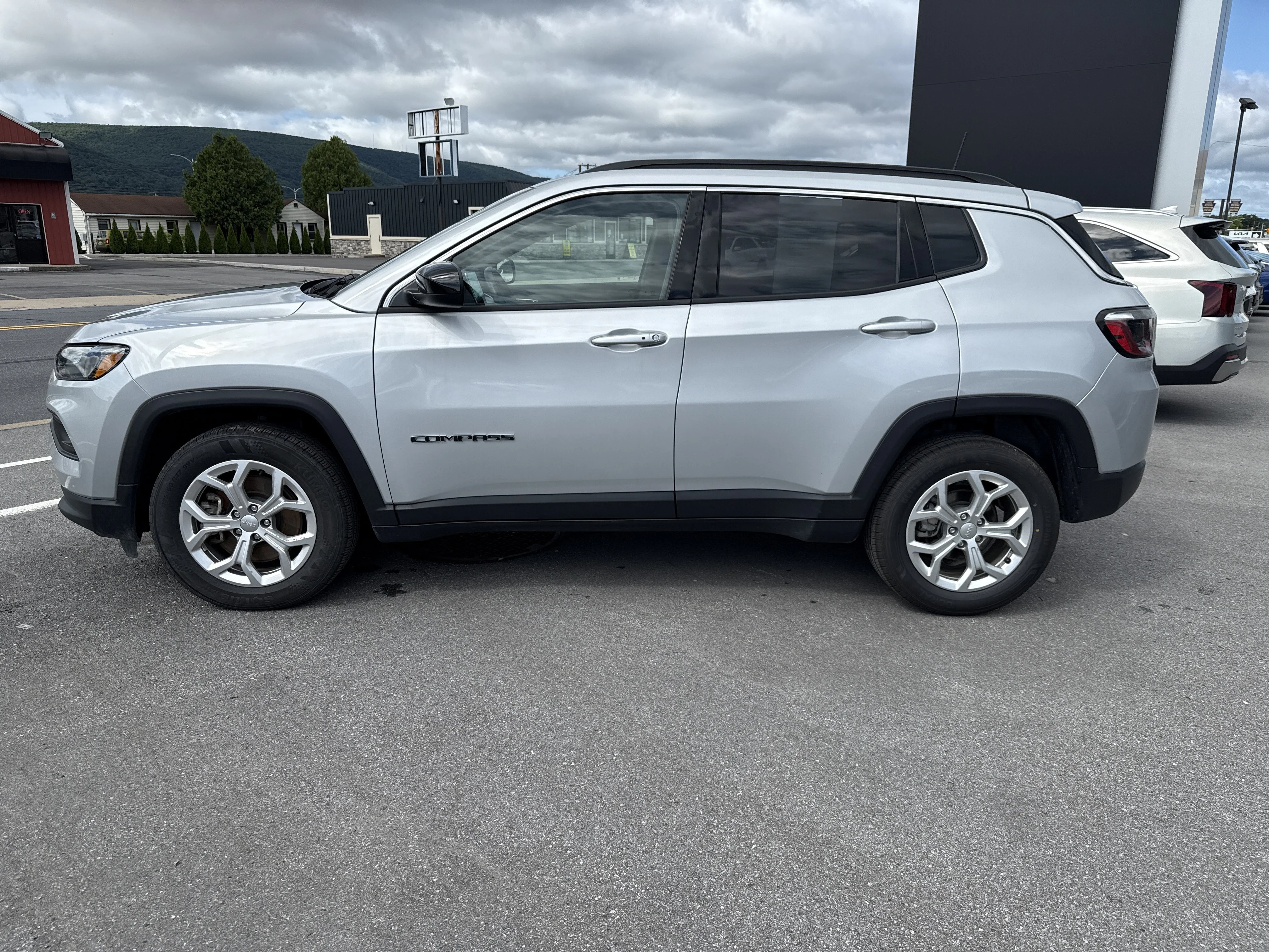 Used 2024 Silver Zynith Metallic Clearcoat Jeep Latitude image 7