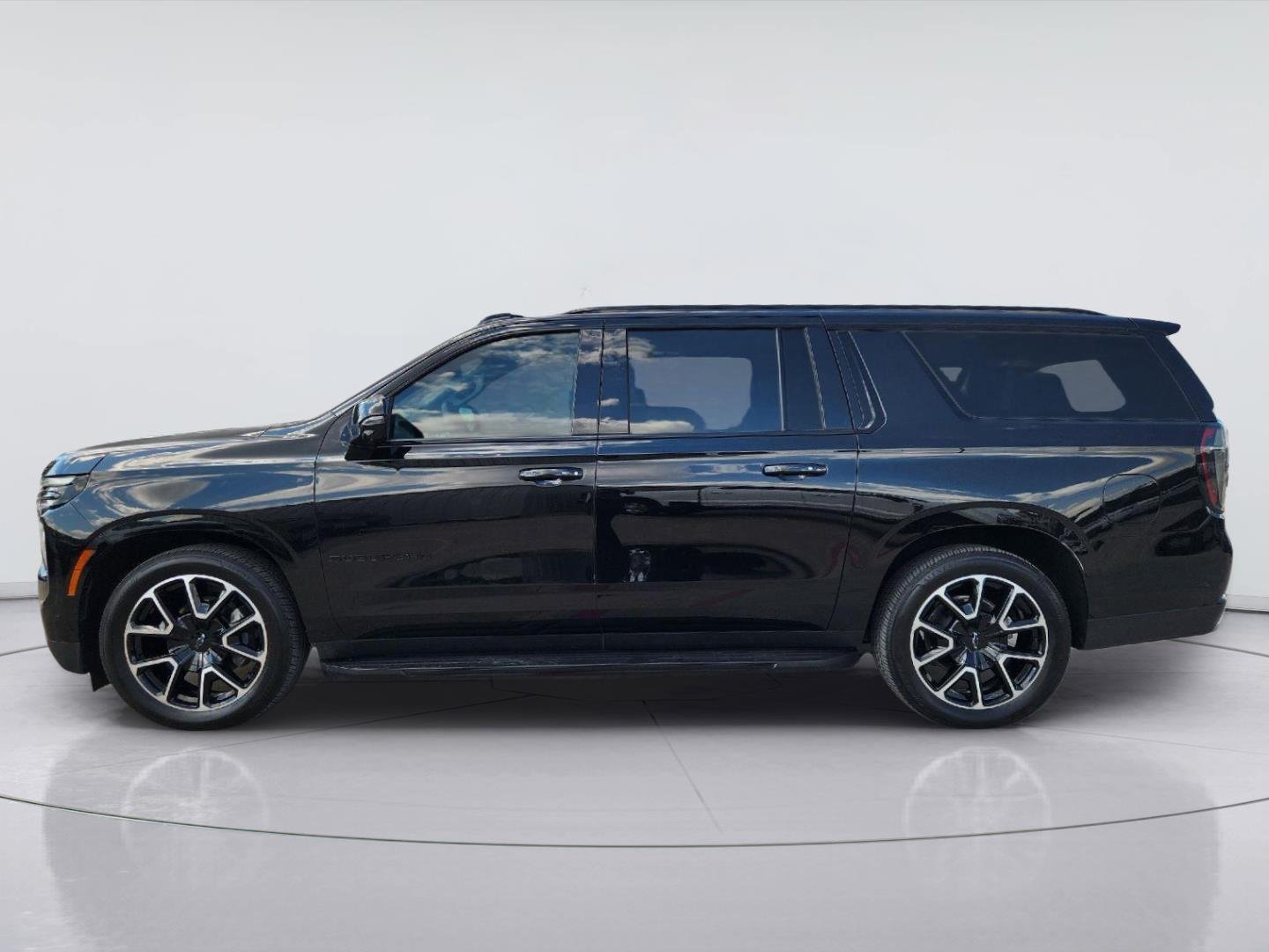 2025 Chevrolet Suburban photo 4 of 35