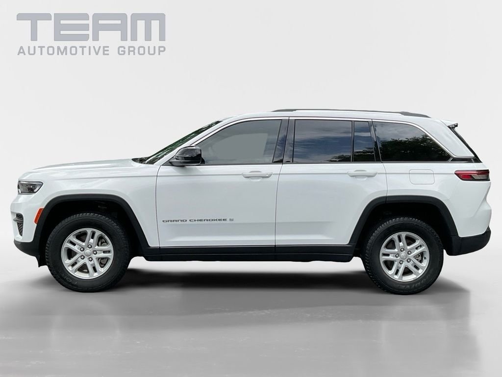 Used 2023 White Jeep Laredo image 3