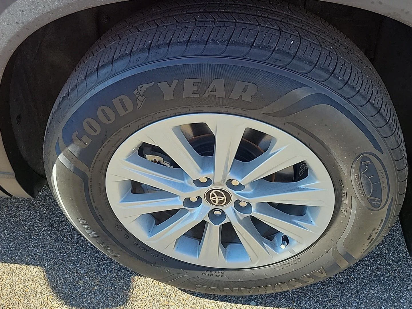 Used 2024 Ruby Flare Pearl Toyota XLE image 28